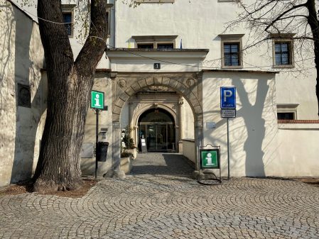 Turistické informační centrum / fotogalerie / Vstup do infocentra z Pernštejnského náměstí